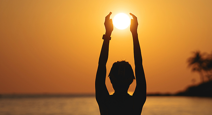 포토 JPG 해외이미지 여자 실루엣 컨셉 한명 풍경 성인 야외 여름 햇빛 태양 손들기 일몰 성인여자한명만 해외포토 자연요소 1 계절 모션 촬영기법 사람 노을 여자한명만 성인여자만 파일형식 이미지허브