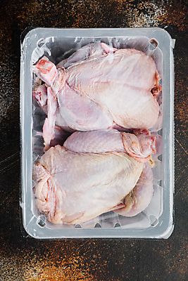 포토 JPG 해외이미지 포장 실내 사람없음 하이앵글 닭고기 신선 날것 패키지 생닭 포장용기 플라스틱통 갈색배경 진공포장 해외포토 뷰포인트 백그라운드 통 육류 내부 갈색 닭 플라스틱 진공 포장재료 파일형식 이미지허브