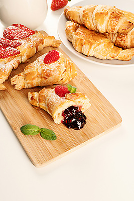 포토 JPG 해외이미지 디저트 사람없음 크루아상 딸기잼 나무도마 애플민트 해외포토 음식 빵 도마 목재 잼 민트 파일형식 이미지허브