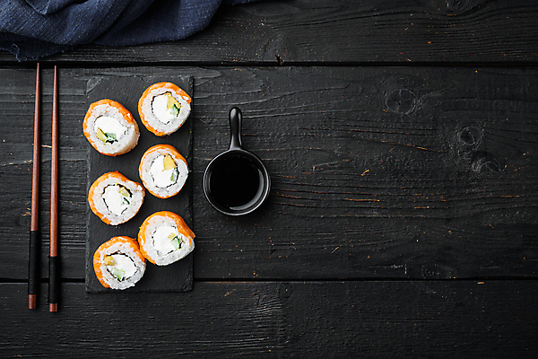 포토 JPG 해외이미지 스튜디오촬영 젓가락 사람없음 초밥 용기 간장 롤 돌판 롤스시 해외포토 그릇 수저 실내 돌_바위 양념 일본음식 파일형식 이미지허브