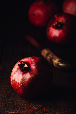 포토 JPG 해외이미지 검은배경 실내 사람없음 여러개 나이프 석류 해외포토 식기 다수 백그라운드 과일 내부 검은색 칼 파일형식 이미지허브