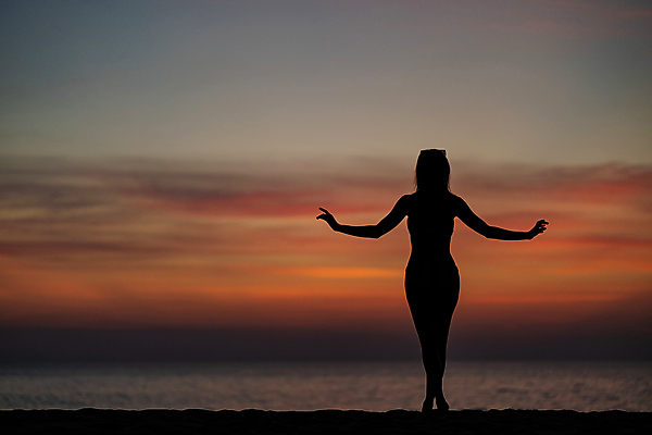 포토 JPG 해외이미지 전신 여자 실루엣 포즈 휴식 한명 서기 성인 야외 일몰 휴양지 성인여자한명만 해외포토 1 컨셉 모션 촬영기법 사람 노을 장소 여자한명만 성인여자만 파일형식 이미지허브