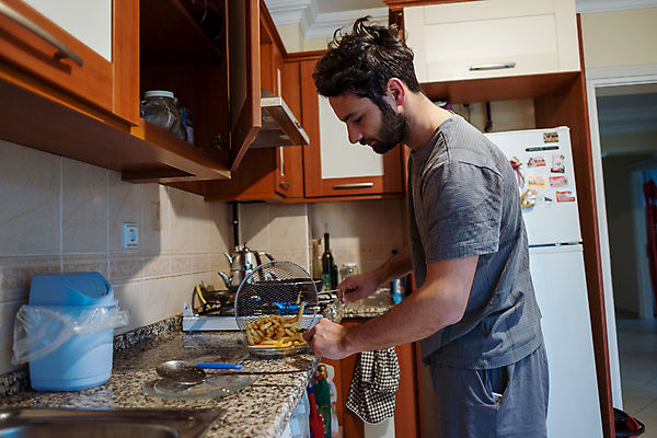 포토 JPG 해외이미지 백인 라이프스타일 접시 커플 남자 음식 다이어트 채소 가정 탁자 아파트 주택 실내 건강 요리 한명 서기 사람 성인 내부 가로 주방 요리사 식사 튀김 기구 신선 잡기 레인지 아침식사 난로 배고픔 준비 점심식사 핸드메이드 해외포토 서양인 직업 1 식기 가구 관계 모션 건물 생활 가전제품 난방기 파일형식 이미지허브