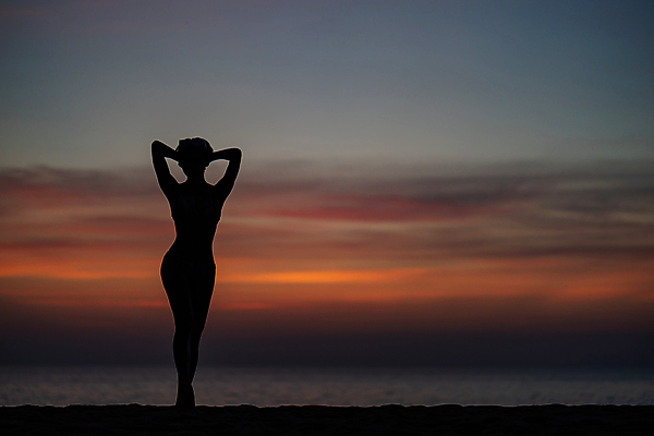 포토 JPG 해외이미지 전신 여자 실루엣 포즈 한명 서기 성인 야외 일몰 성인여자한명만 해외포토 1 모션 촬영기법 사람 노을 여자한명만 성인여자만 파일형식 이미지허브