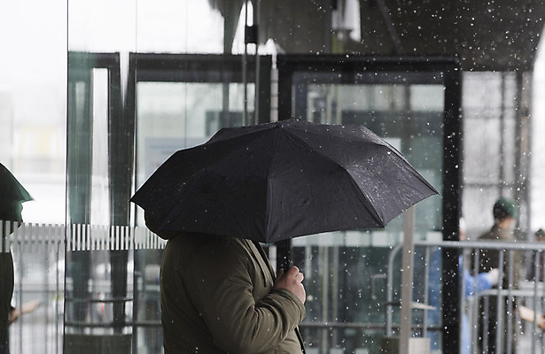 포토 JPG 해외이미지 주간 남자 우산 한명 들기 상반신 성인 야외 건물 옆모습 아웃포커스 반사 비 성인남자한명만 해외포토 자연요소 1 건축물 뷰포인트 모션 날씨 촬영기법 사람 남자한명만 성인남자만 파일형식 이미지허브