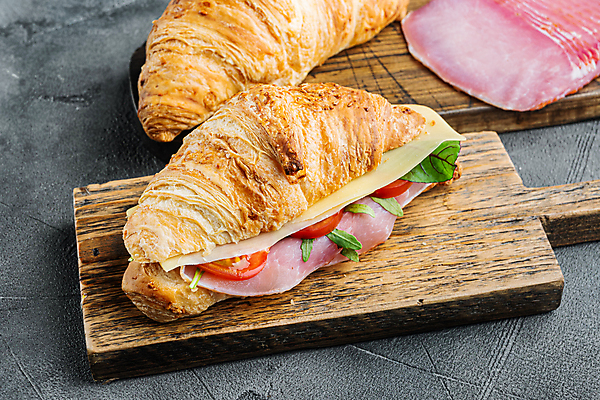 포토 JPG 해외이미지 회색배경 실내 샌드위치 사람없음 크루아상 햄 나무도마 크루아상샌드위치 해외포토 음식 빵 백그라운드 도마 육류 내부 목재 회색 파일형식 이미지허브