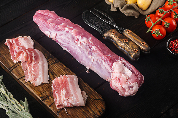 포토 JPG 해외이미지 포크 식재료 방울토마토 생고기 돼지고기 사람없음 하이앵글 허브 식칼 나무도마 세이지 해외포토 식물 식기 뷰포인트 토마토 주방용품 도마 육류 목재 파일형식 이미지허브