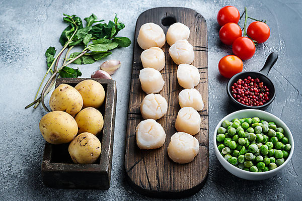 포토 JPG 해외이미지 식재료 방울토마토 회색배경 조개 감자 실내 사람없음 완두콩 일렬 가리비 관자 나무도마 통후추 해외포토 백그라운드 토마토 채소 어패류 콩 도마 내부 목재 회색 후추 파일형식 이미지허브