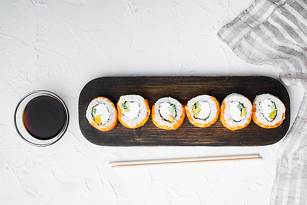 포토 JPG 해외이미지 스튜디오촬영 젓가락 사람없음 초밥 간장 롤 나무도마 롤스시 해외포토 도마 수저 실내 목재 양념 일본음식 파일형식 이미지허브