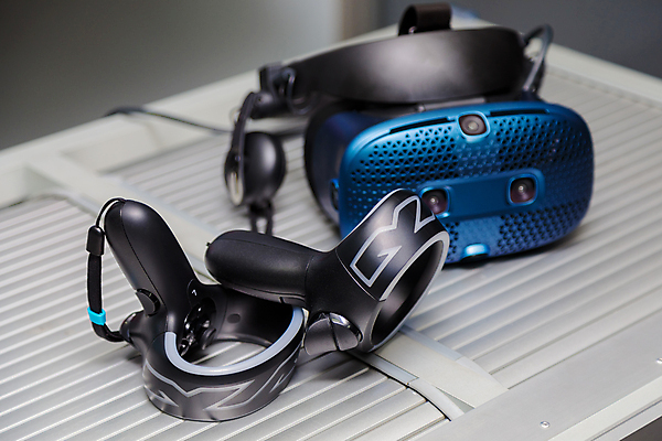 포토 JPG 해외이미지 응시 안경 컨셉 놀이 미래 고글 기술 사람없음 컴퓨터 머리 3D 카메라 디지털 검은색 헤드폰 소리 장비 게임 체험 헬멧 휴대용 가득함 오브젝트 시력 전자 동영상 혁명 센서 참여 가상 가상현실 인터랙티브 현실 해외포토 시선 잡화 컬러 음향기기 신체부위 전자제품 보호장비 디지털합성 파일형식 이미지허브