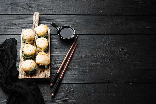 포토 JPG 해외이미지 스튜디오촬영 젓가락 사람없음 초밥 간장 롤 나무도마 롤스시 해외포토 도마 수저 실내 목재 양념 일본음식 파일형식 이미지허브