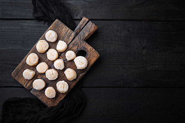 포토 JPG 해외이미지 검은배경 조개 실내 사람없음 하이앵글 가리비 관자 나무도마 해외포토 뷰포인트 백그라운드 어패류 도마 내부 목재 검은색 파일형식 이미지허브