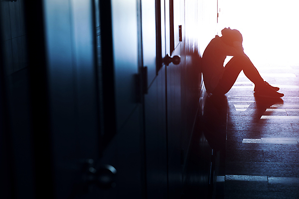 포토 JPG 해외이미지 1 남자 감정 실루엣 백그라운드 창문 스트레스 아파트 주택 실내 피곤 그림자 사람 앉기 동양인 성인 사람없음 빛 머리 검은색 어둠 방 고통 슬픔 표현 고독 울음 고민 싱글 두통 드라마 문제 우울증 트러블 혼자 해외포토 컬러 컨셉 모션 촬영기법 표정 인종 내부 건물 신체부위 질병 파일형식 이미지허브