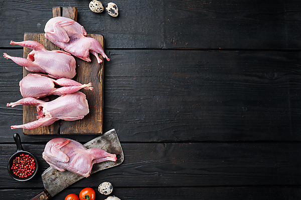 포토 JPG 해외이미지 식재료 실내 생고기 육류 사람없음 하이앵글 식칼 메추리알 나무도마 메추리 통후추 카피스페이스 나무배경 해외포토 뷰포인트 백그라운드 주방용품 도마 내부 목재 알 공백 후추 파일형식 이미지허브