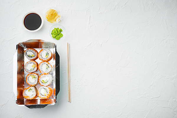 포토 JPG 해외이미지 스튜디오촬영 젓가락 사람없음 초밥 용기 고추냉이 도시락 간장 롤 롤스시 해외포토 그릇 음식 수저 실내 양념 일본음식 파일형식 이미지허브