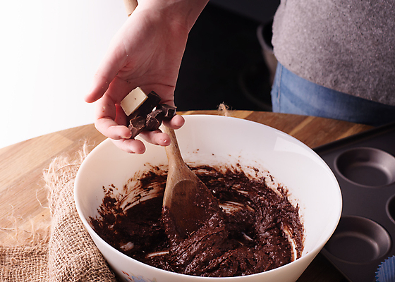 포토 JPG 해외이미지 음료 재료 디저트 건조 요리 사람없음 컵 갈색 초콜릿 숟가락 검은색 어둠 흰색 사발 달콤 아침식사 가루 반죽 머핀 코코아 흙더미 고립 땅바닥 핸드메이드 해외포토 식기 음식 빵 컬러 바닥 수저 식사 흙 사기그릇 맛 파일형식 더미 이미지허브