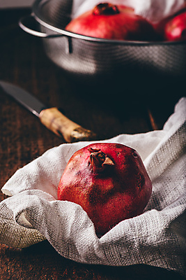 포토 JPG 해외이미지 실내 사람없음 나이프 냄비 석류 나무탁자 해외포토 식기 과일 탁자 내부 칼 솥 파일형식 이미지허브