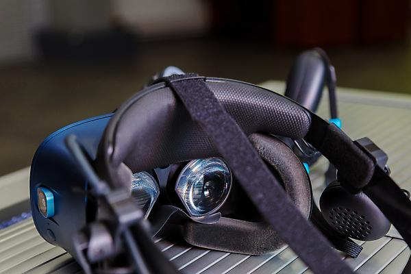 포토 JPG 해외이미지 응시 안경 컨셉 놀이 미래 고글 기술 사람없음 컴퓨터 머리 3D 카메라 디지털 검은색 헤드폰 소리 장비 게임 체험 헬멧 휴대용 가득함 오브젝트 시력 전자 동영상 혁명 센서 참여 가상 가상현실 인터랙티브 현실 해외포토 시선 잡화 컬러 음향기기 신체부위 전자제품 보호장비 디지털합성 파일형식 이미지허브