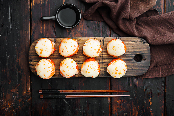 포토 JPG 해외이미지 스튜디오촬영 젓가락 사람없음 초밥 간장 롤 나무도마 롤스시 해외포토 도마 수저 실내 목재 양념 일본음식 파일형식 이미지허브