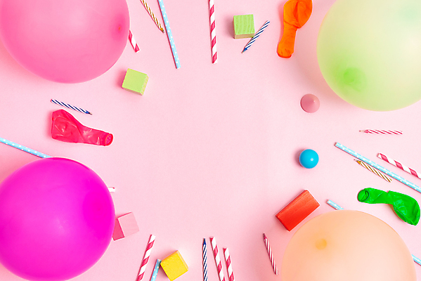 포토 JPG 해외이미지 초 프레임 실내 빨대 사람없음 하이앵글 파티 축하 생일 즐거움 풍선 나무블록 카피스페이스 분홍색배경 해외포토 기념일 감정 뷰포인트 분홍색 백그라운드 컨셉 이벤트 내부 목재 공백 블록 파일형식 이미지허브