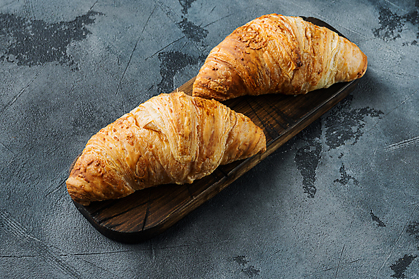 포토 JPG 해외이미지 스튜디오촬영 음식 빵 사람없음 크루아상 나무도마 해외포토 도마 실내 목재 파일형식 이미지허브