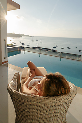 포토 JPG 해외이미지 주간 여자 바다 하늘 호텔 야외수영장 한명 상반신 성인 야외 앞모습 바캉스 눕기 햇빛 기댐 선탠 선베드 성인여자한명만 호캉스 해외포토 자연요소 1 뷰포인트 의자 모션 숙소 휴가 수영장 사람 태양 여자한명만 성인여자만 파일형식 이미지허브