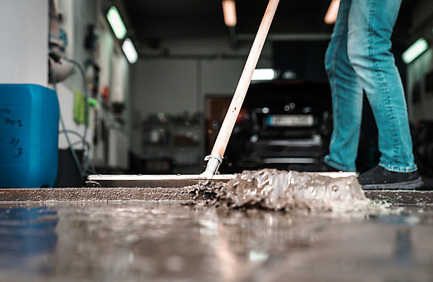 포토 JPG 해외이미지 손 남자 창문 자동차 실내 한명 서기 사람 성인 옆모습 하반신 걸레 닦기 마대걸레 성인남자한명만 해외포토 1 육상교통 뷰포인트 모션 내부 신체부위 청소도구 남자한명만 성인남자만 파일형식 이미지허브
