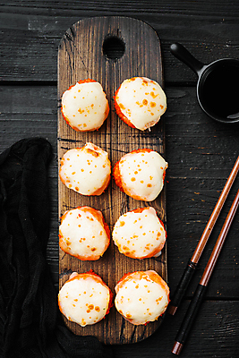 포토 JPG 해외이미지 스튜디오촬영 젓가락 사람없음 초밥 간장 롤 나무도마 롤스시 해외포토 도마 수저 실내 목재 양념 일본음식 파일형식 이미지허브