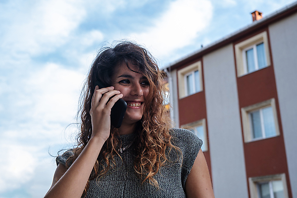 포토 JPG 해외이미지 백인 라이프스타일 여자 행복 인터넷 통신 모바일 무선통신 한명 미소 사람 앉기 성인 야외 건물 가로 스마트폰 핸드폰 컬러풀 햇빛 발코니 잡기 도시 비즈니스우먼 연결 전화기 의사소통 카피스페이스 해외포토 서양인 1 건축물 감정 컬러 비즈니스 모션 표정 생활 전자제품 스마트기기 태양 공백 직장인 파일형식 이미지허브