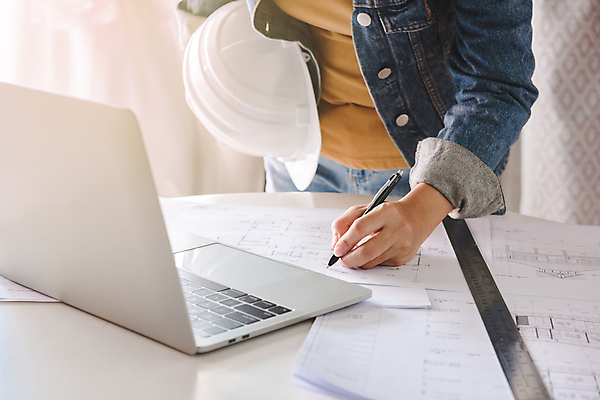 포토 JPG 해외이미지 직업 손 디자인 종이 컨셉 비즈니스 건축양식 통신 탁자 성공 주택 직장 실내 자 사람 사람없음 내부 건물 노트북 컴퓨터 사무실 연필 디지털 공책 장비 흰색 키보드 업무 작업 엔지니어 계획 헬멧 건축가 스케치 책상 그림 청사진 공학 프로젝트 해외포토 건축물 교육 건축 컬러 가구 회사 문구용품 학용품 미술 신체부위 전자제품 필기구 기술자 보호장비 파일형식 이미지허브
