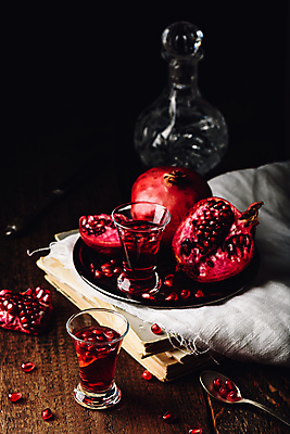 포토 JPG 해외이미지 접시 유리병 잔 실내 사람없음 책 숟가락 석류 나무탁자 석류알 해외포토 식기 과일 탁자 병_용기 수저 내부 파일형식 이미지허브