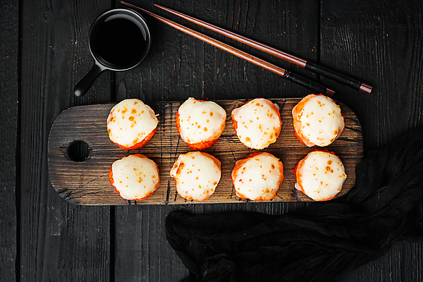 포토 JPG 해외이미지 스튜디오촬영 젓가락 사람없음 초밥 간장 롤 나무도마 롤스시 해외포토 도마 수저 실내 목재 양념 일본음식 파일형식 이미지허브