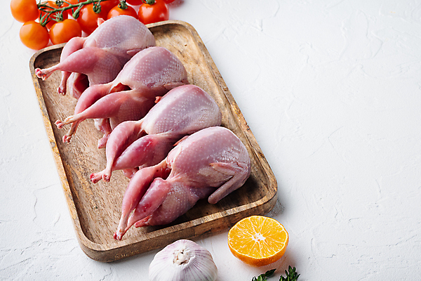 포토 JPG 해외이미지 오렌지 식재료 방울토마토 실내 생고기 육류 사람없음 흰배경 일렬 나무쟁반 메추리 통마늘 해외포토 백그라운드 토마토 과일 쟁반 마늘 내부 목재 흰색 파일형식 이미지허브