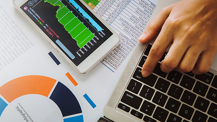 포토 JPG 해외이미지 손 여자 종이 백그라운드 컨셉 비즈니스 모바일 그래프 직장 사람없음 금융 경제 노트북 스마트폰 핸드폰 컴퓨터 사무실 펜 자료 계산기 정보 성장 업무 작업 비즈니스맨 시장 계획 주식 책상 분석 보고서 문서 투자 평가 회계 경영 계좌 마케팅 세금 프로젝트 회계사 비용 해외포토 직업 남자 가구 회사 문구용품 사람 신체부위 전자제품 스마트기기 필기구 장비 직장인 파일형식 이미지허브