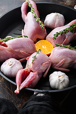 포토 JPG 해외이미지 오렌지 식재료 실내 생고기 육류 사람없음 프라이팬 허브 메추리 통마늘 나무배경 해외포토 식물 백그라운드 과일 주방용품 마늘 내부 파일형식 이미지허브