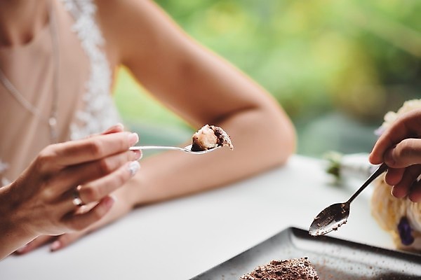 포토 JPG 해외이미지 손 커플 여자 남자 행복 커피 음료 음식 2 가족 관계 탁자 결혼식 아침 남편 휴식 아이스크림 디저트 함께함 실내 발렌타인데이 사랑 사람 사람없음 컵 케이크 식당 초콜릿 카페 기쁨 잡기 아내 날짜 달콤 맛 아침식사 먹기 해외포토 주간 식기 감정 가구 결혼 컨셉 모션 데이이벤트 내부 신체부위 상점 식사 파일형식 이미지허브