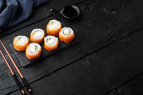 포토 JPG 해외이미지 스튜디오촬영 젓가락 사람없음 초밥 용기 간장 롤 돌판 롤스시 해외포토 그릇 수저 실내 돌_바위 양념 일본음식 파일형식 이미지허브