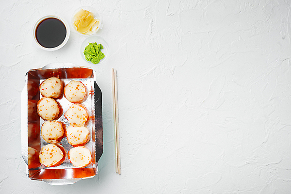 포토 JPG 해외이미지 스튜디오촬영 젓가락 사람없음 초밥 용기 고추냉이 도시락 간장 롤 롤스시 해외포토 그릇 음식 수저 실내 양념 일본음식 파일형식 이미지허브