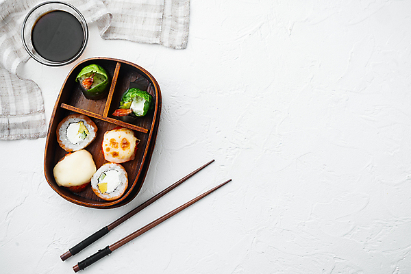 포토 JPG 해외이미지 스튜디오촬영 젓가락 사람없음 초밥 용기 도시락 간장 롤 롤스시 해외포토 그릇 음식 수저 실내 양념 일본음식 파일형식 이미지허브