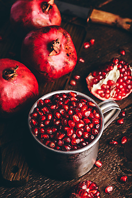 포토 JPG 해외이미지 실내 사람없음 컵 나이프 석류 나무탁자 석류알 해외포토 식기 과일 탁자 내부 칼 파일형식 이미지허브