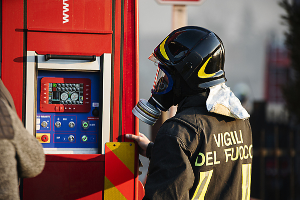 포토 JPG 해외이미지 주간 남자 한명 상반신 성인 야외 뒷모습 아웃포커스 잡기 소방관 소방 소방기구 제어장치 성인남자한명만 해외포토 자연요소 1 뷰포인트 모션 촬영기법 사람 장비 기구 구조원 남자한명만 성인남자만 파일형식 이미지허브