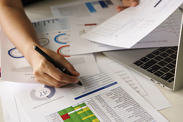 포토 JPG 해외이미지 손 여자 종이 컨셉 돈 비즈니스 성공 그래프 사람없음 금융 경제 노트북 컴퓨터 사무실 숫자 펜 공책 자료 정보 성장 업무 작업 비즈니스맨 계산 시장 재산 계획 주식 가격 책상 분석 무역 보고서 문서 투자 이익 회계 경영 계좌 마케팅 회계사 해외포토 직업 문자 남자 산업 가구 문구용품 사람 신체부위 전자제품 필기구 직장인 파일형식 이미지허브