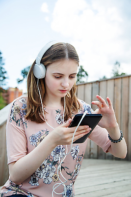 포토 JPG 해외이미지 백인 학생 라이프스타일 공원 여자 딸 포즈 텍스트 통신 청소년 모바일 한명 사람 성인 야외 스마트폰 핸드폰 외침 메시지 만들기 긍정 통화 채팅 해외포토 서양인 1 공공시설 컨셉 가족 모션 생활 전자제품 스마트기기 소리 파일형식 이미지허브