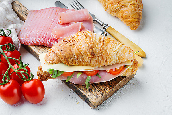 포토 JPG 해외이미지 방울토마토 실내 샌드위치 사람없음 크루아상 흰배경 햄 나무도마 크루아상샌드위치 해외포토 음식 빵 백그라운드 토마토 도마 육류 내부 목재 흰색 파일형식 이미지허브