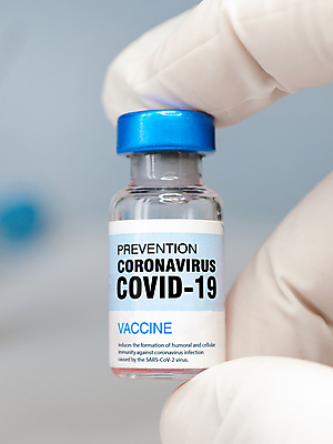 포토 JPG 해외이미지 산업 탁자 유리병 병원 실험 주사기 사람없음 치료 파란색 스터디 약 시험 인공위성 탐험 액체 실험실 바이러스 제조 보호 약국 플라스크 예방 재판 주사약 덩어리 러시아인 면역력 백신 복용 예방접종 예방주사 해외포토 서양인 교육 컬러 가구 컨셉 통신 의학 의료기기 병_용기 실험기구 학습 법 접종 파일형식 이미지허브