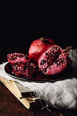 포토 JPG 해외이미지 검은배경 쟁반 실내 사람없음 책 석류 해외포토 백그라운드 과일 내부 검은색 파일형식 이미지허브