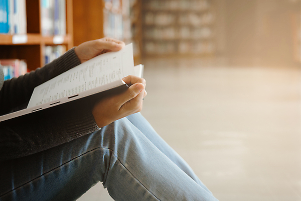 포토 JPG 해외이미지 1 학생 라이프스타일 여자 교육 행복 아시아 비즈니스 학교 성공 책장 선반 서기 사람 앉기 동양인 성인 사람없음 10대 책 스터디 독서 상점 방 흰색 잡기 업무 닫기 도서관 집중 읽기 대학교 문학 서점 해외포토 감정 나라 컬러 가구 컨셉 모션 청소년 인종 생활 학습 작업 파일형식 이미지허브