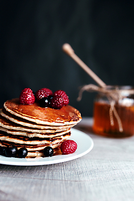 포토 JPG 해외이미지 접시 탁자 디저트 실내 사람없음 달콤 블루베리 산딸기 꿀 팬케이크 허니디퍼 해외포토 식기 음식 가구 과일 내부 케이크 도구 맛 파일형식 이미지허브