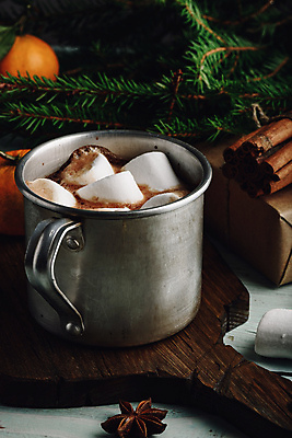 포토 JPG 해외이미지 잎 귤 실내 따뜻함 사람없음 머그컵 달콤 감성 코코아 마시멜로우 나무도마 시나몬스틱 팔각회향 해외포토 식물 음료 컨셉 과일 디저트 도마 내부 목재 컵 맛 향신료 시나몬 파일형식 이미지허브