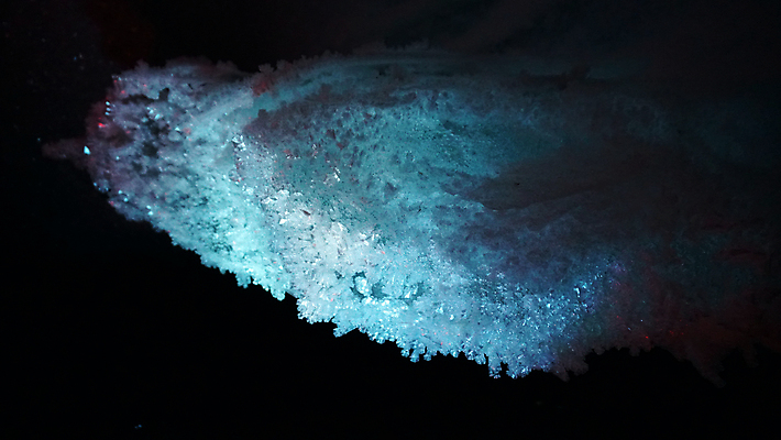 포토 JPG 해외이미지 여행 백그라운드 겨울 자연 조명 산 실내 아이슬란드 풍경 사람없음 빨간색 물 파란색 빛 뷰티 냉동 얼음 추위 광선 흰색 등불 동굴 크리스탈 북극 묘사 빙하 서리 빙산 북쪽 지하 내추럴 카자흐스탄 해외포토 자연요소 계절 유럽 아시아 컬러 내부 광석 극지방 방향 생태계 파일형식 이미지허브